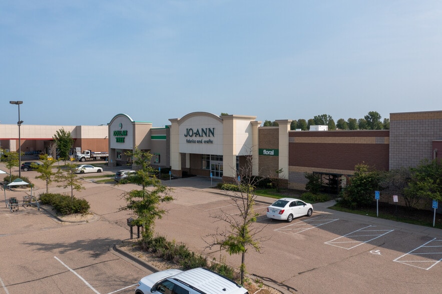 More Photos Of 4120 Dean Lakes Blvd, Shakopee Storefront For Sale