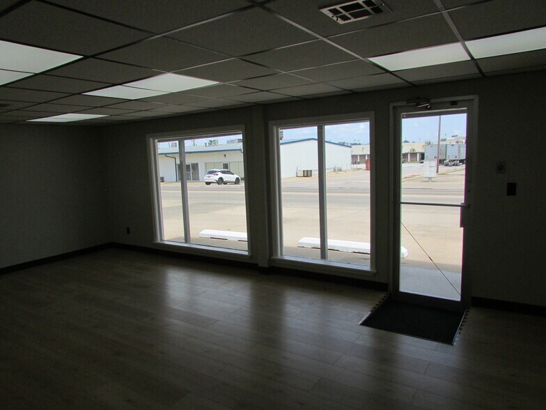 More Photos Of 1907 N 11th St, Muskogee Office For Lease
