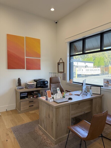 More Photos Of 101 W Northstone Pky, Zillah Freestanding For Lease