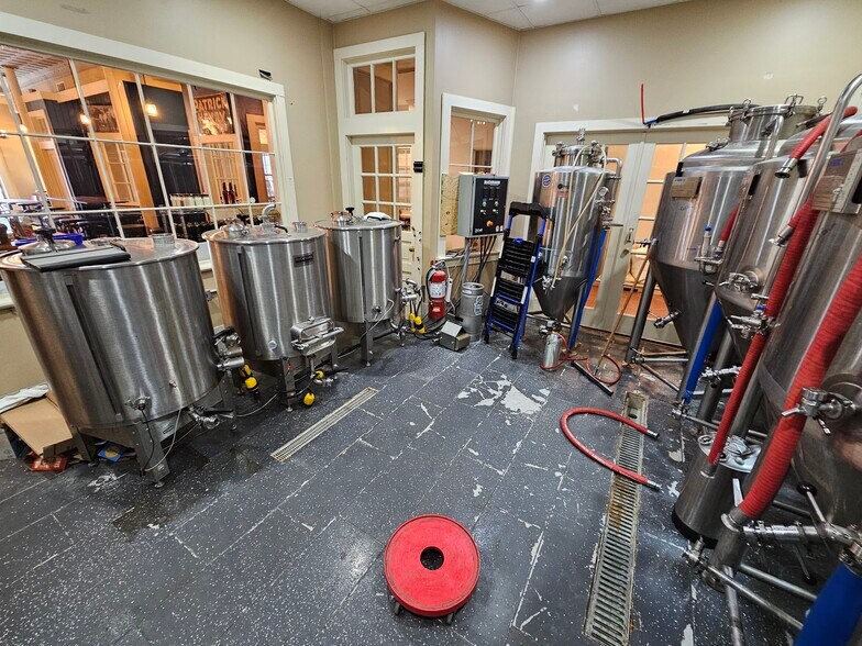 More Photos Of 124 Main St, Vincennes Office For Sale