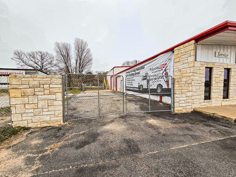 More Photos Of 5424 W Oak St, Palestine Showroom For Lease