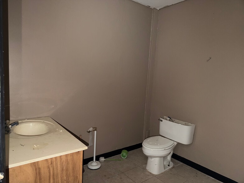 More Photos Of 727 Airport Rd, Cornelia Flex For Sale