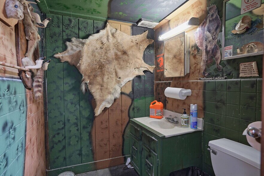 More Photos Of 140 S River St, Franklin Storefront For Sale