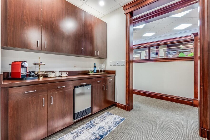 More Photos Of 599 9th St N, Naples Office For Sale