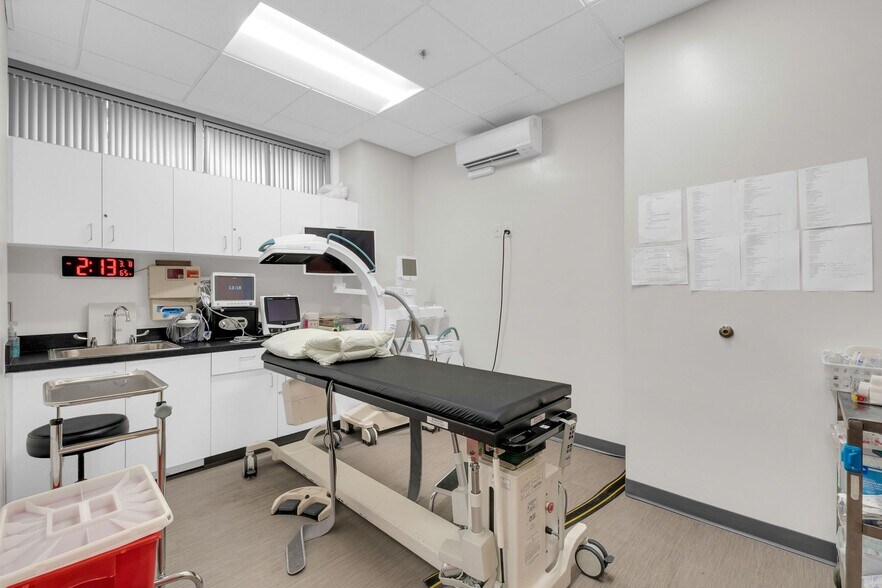 More Photos Of 2222 E Highland Ave, Phoenix Medical For Lease