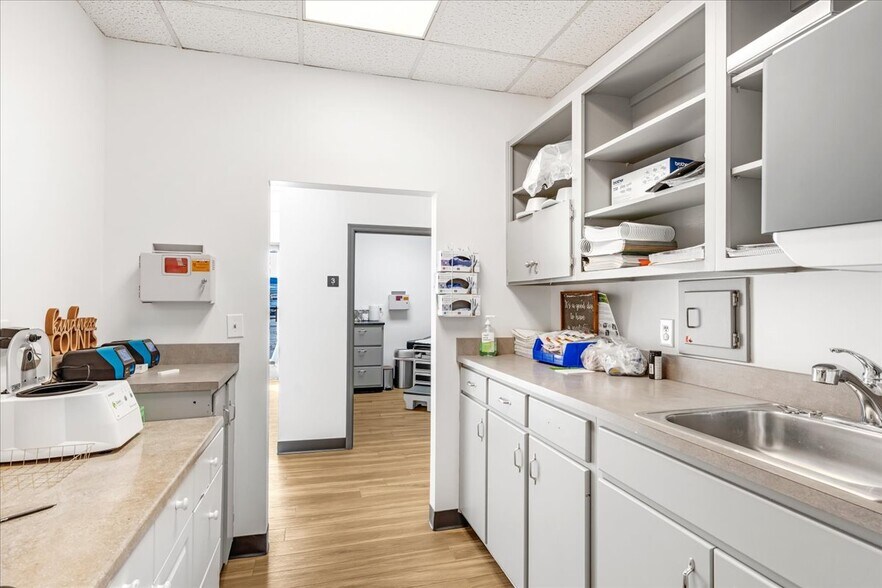 More Photos Of 421 N Broadway, Portland Medical For Sale