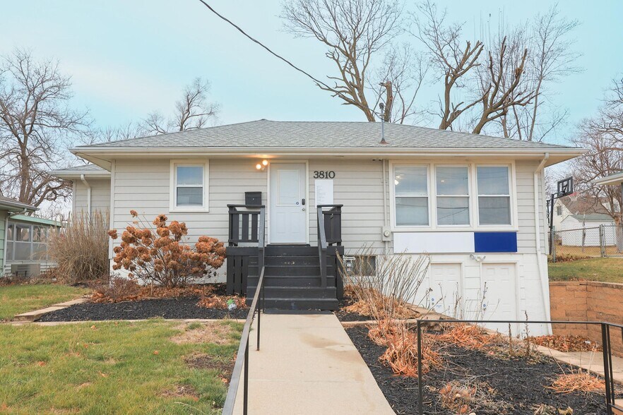 Primary Photo Of 3810 66th St, Urbandale Office Residential For Sale