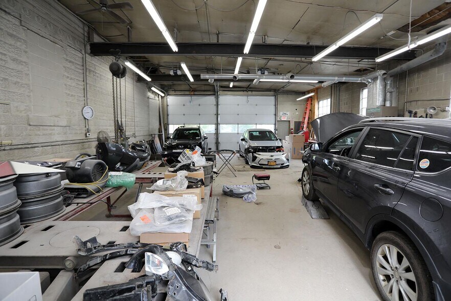 More Photos Of 5013 New York 52, Jeffersonville Auto Repair For Sale