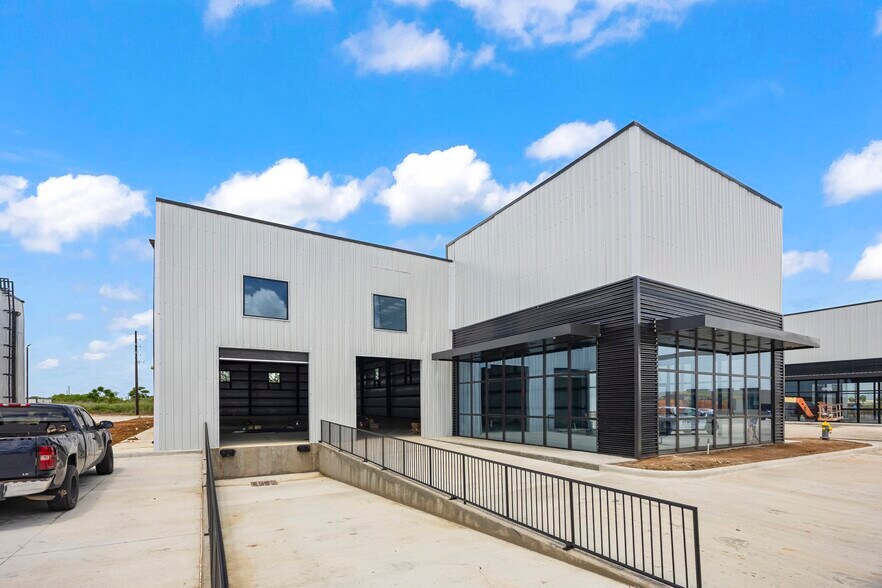 More Photos Of 4830 Bryan Rd, Richmond Showroom For Lease