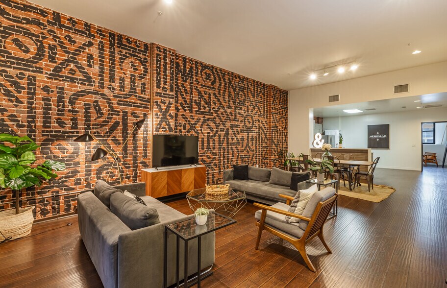 More Photos Of 735 S Broadway, Los Angeles Storefront For Sale