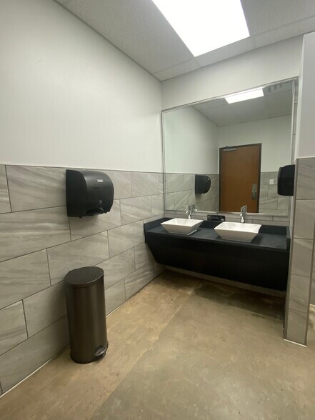 More Photos Of 1430 Regal Row, Dallas Showroom For Lease