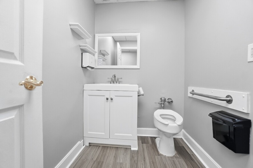 More Photos Of 4753-4759 Cornell Rd, Blue Ash Medical For Sale