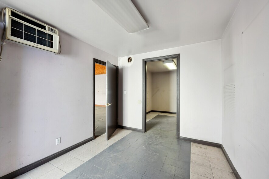 More Photos Of 8426-8428 San Fernando Rd, Sun Valley Warehouse For Lease