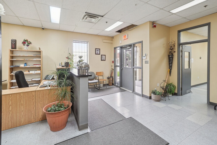 More Photos Of 1300 Rue De Louvain O, Montréal Light Manufacturing For Lease