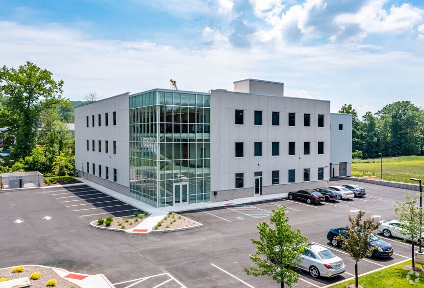 More Photos Of 520 Landmark Dr, Congers Flex For Sale