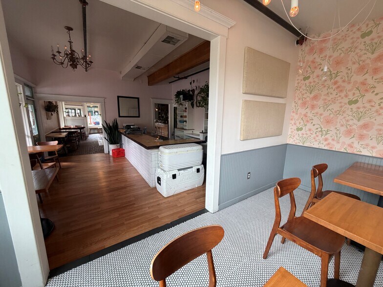 More Photos Of 2039 SE Clinton St, Portland Storefront Retail Residential For Lease