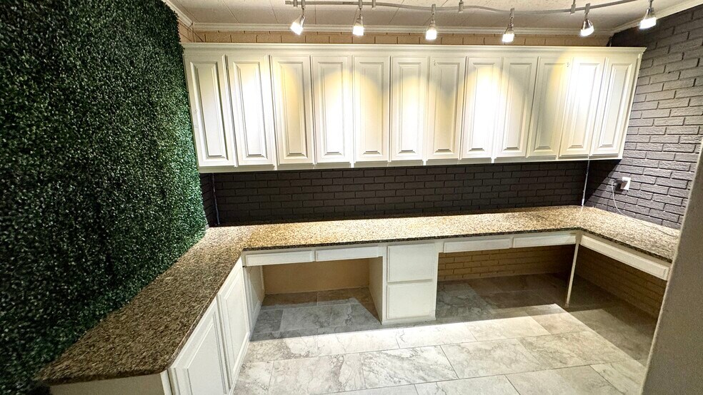 More Photos Of 211 N 5th St, Mcalester Office For Lease