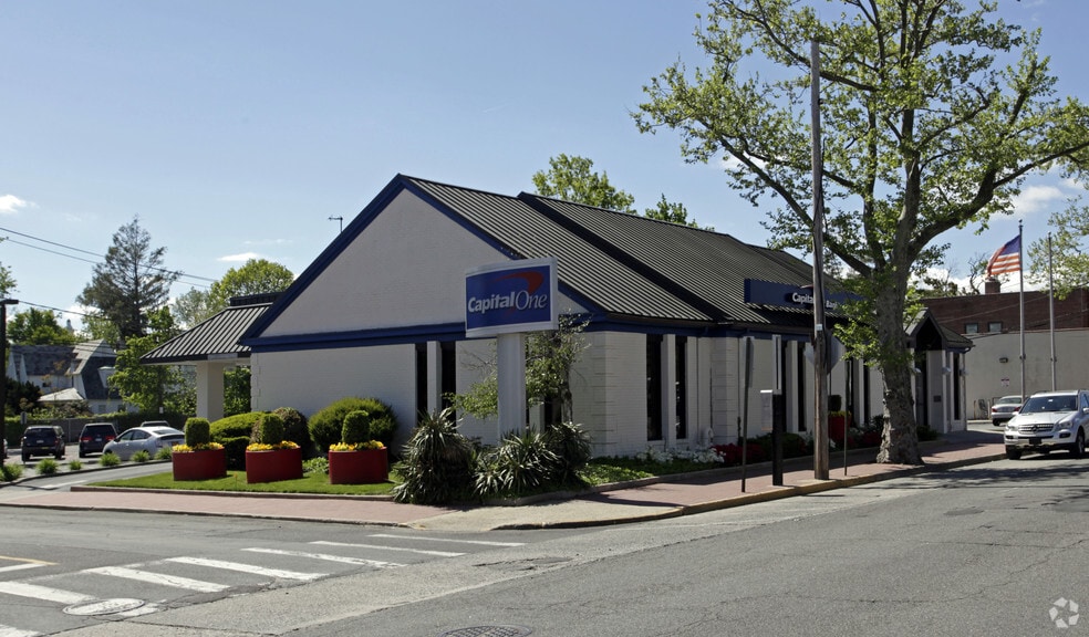 More Photos Of 540 Middle Neck Rd, Great Neck Bank For Lease