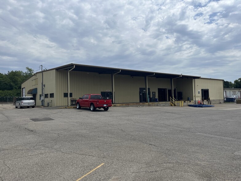 Primary Photo Of 2220 SE Lakewood Blvd, Topeka Showroom For Sale