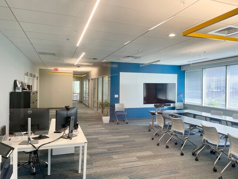 More Photos Of 100 N Queen St, Lancaster Office For Sale