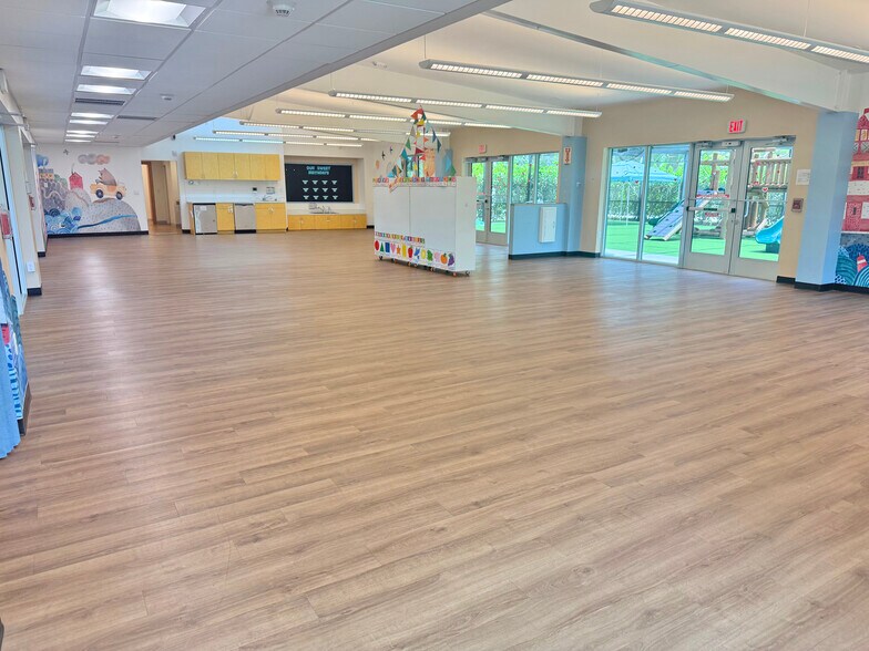 More Photos Of 6051 Bayshore Dr, Naples Daycare Center For Lease