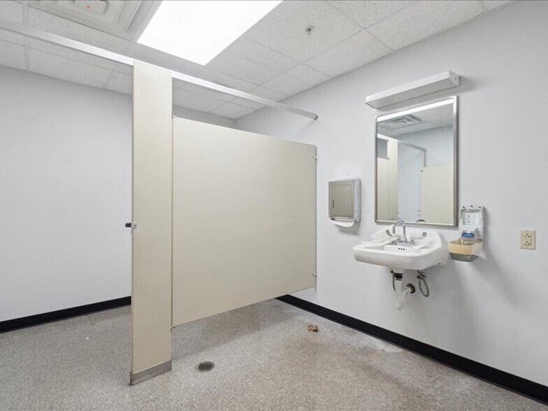 More Photos Of 1100 W Saginaw St, Lansing Medical For Sale