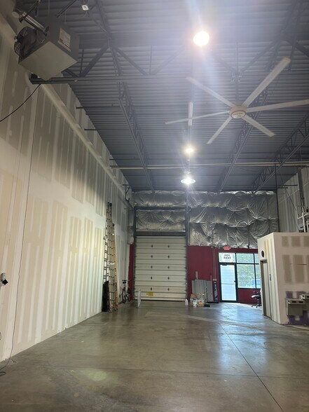 More Photos Of 45915 Maries Rd, Sterling Warehouse For Lease