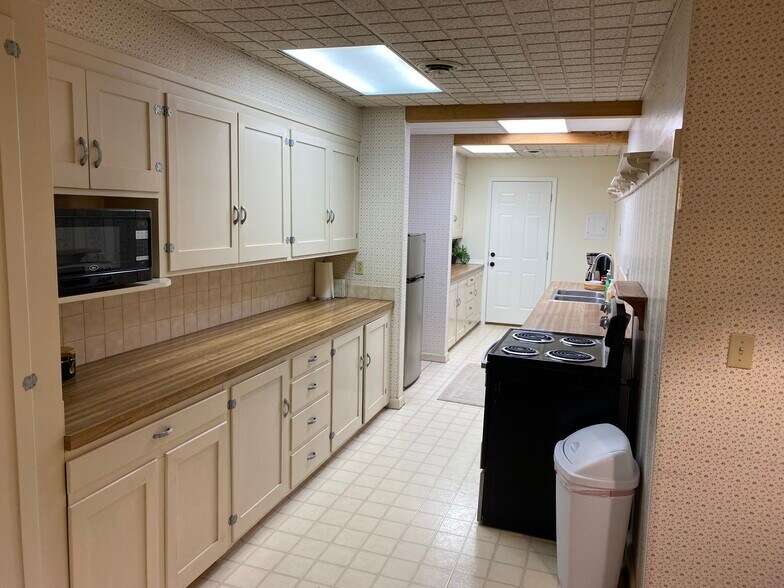 More Photos Of 102 N Fowler St, Meade Office For Sale