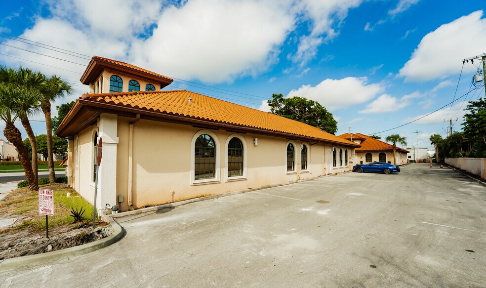 More Photos Of 2120 N Dixie Hwy, Boca Raton Unknown For Lease