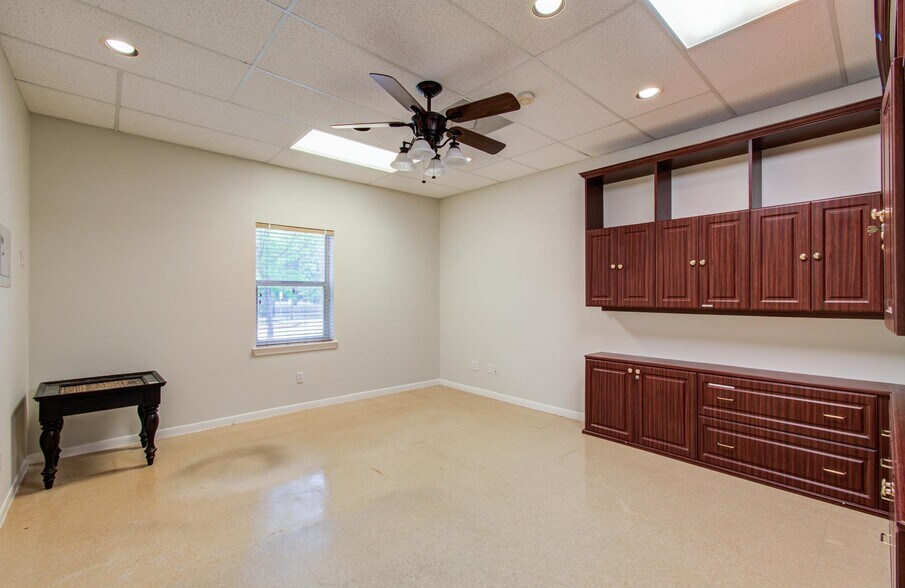 More Photos Of 11201 Steeplepark Dr, Houston Office Residential For Sale