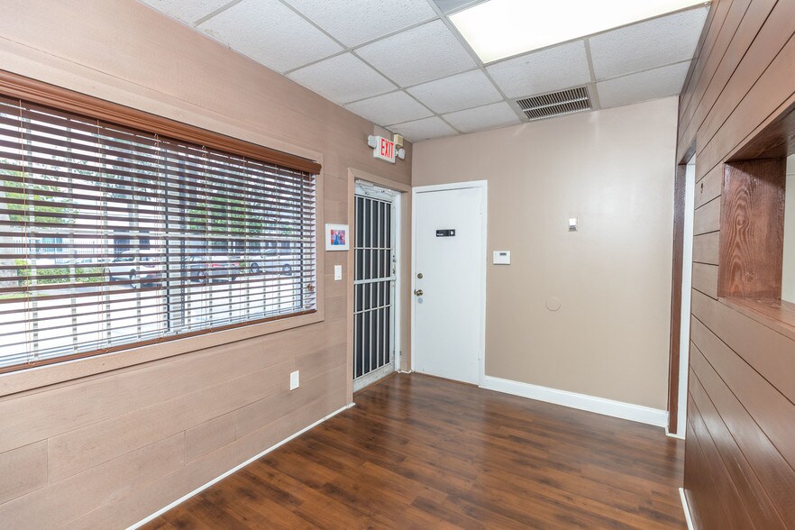 More Photos Of 2441 NW 93rd Ave, Miami Showroom For Sale