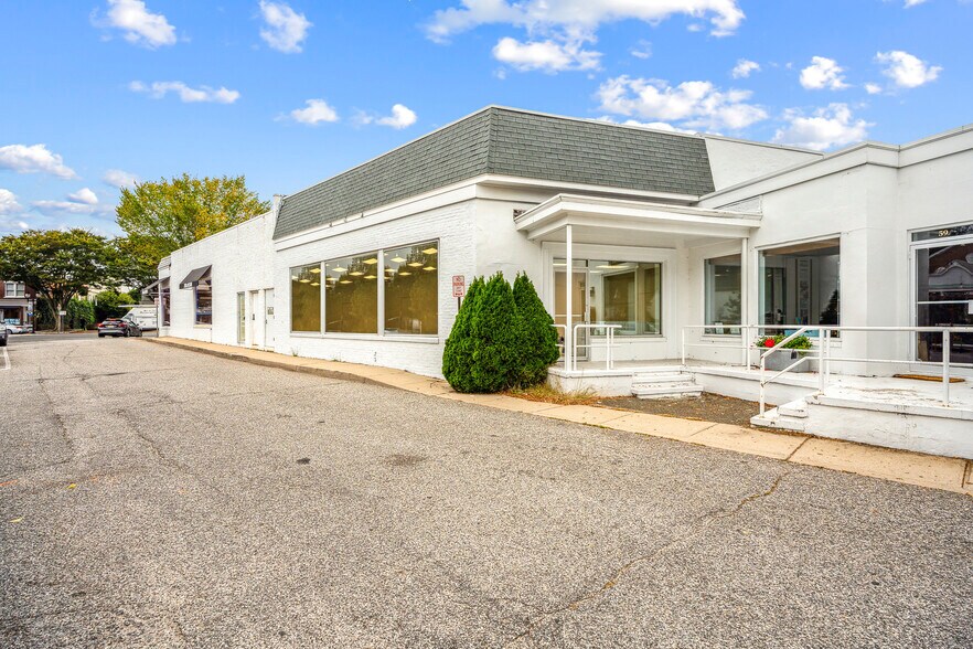 More Photos Of 53 The Circle, East Hampton Storefront For Lease