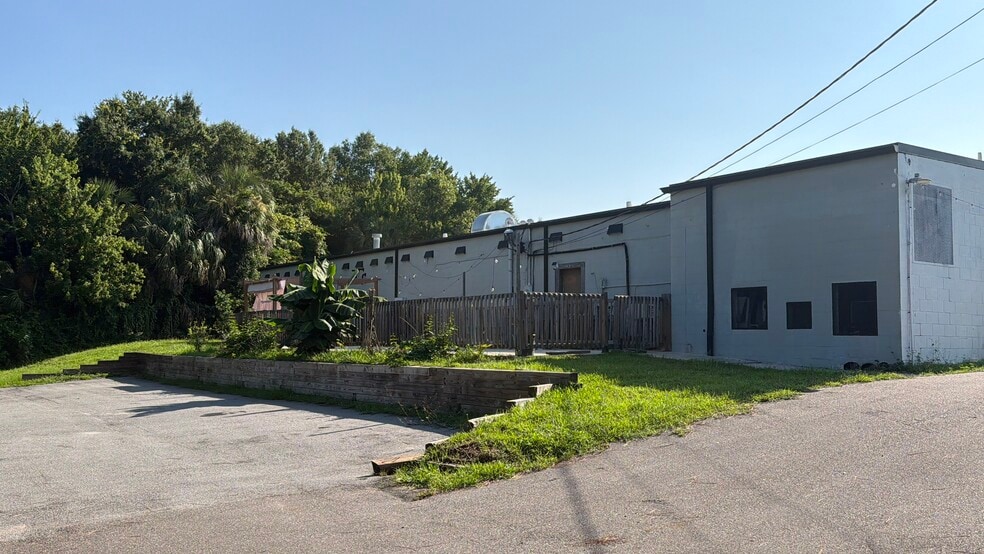 More Photos Of 2986-2990 S Sanford Ave, Sanford Freestanding For Lease