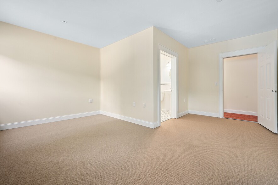 More Photos Of 56 Main St, Stamford Hotel For Sale