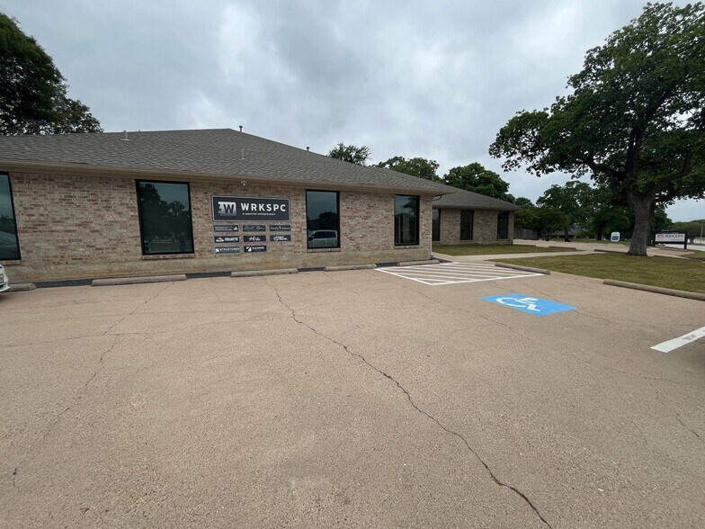 More Photos Of 615 W Harwood Rd, Hurst Medical For Sale