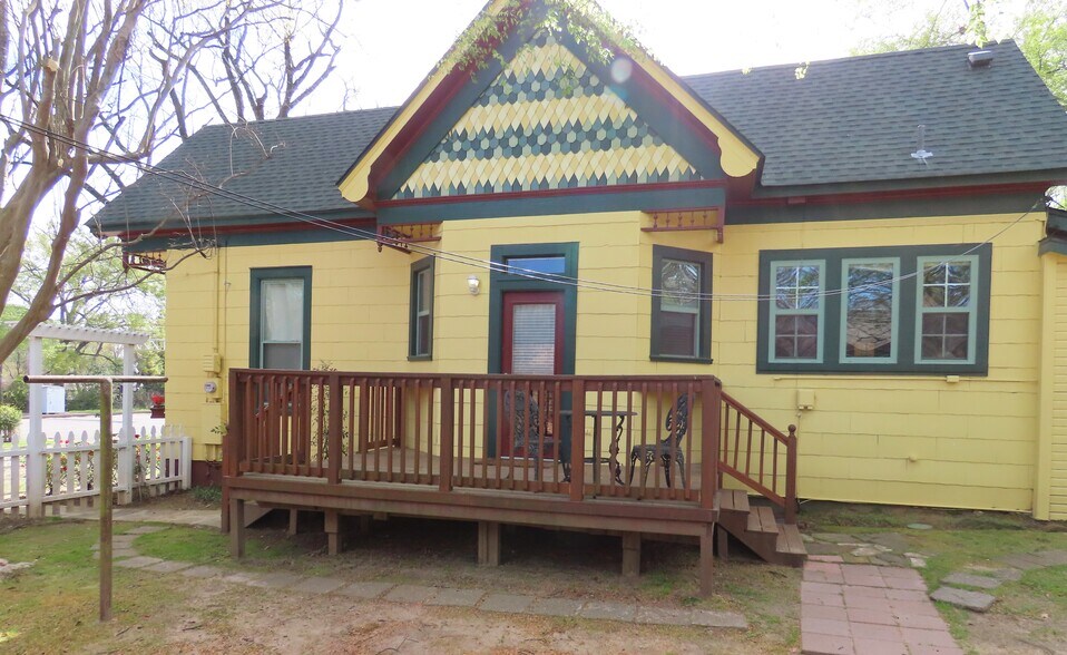 More Photos Of 1923 S Beckham Ave, Tyler Office Residential For Lease