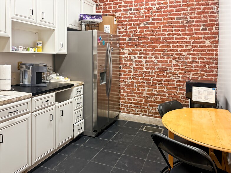 More Photos Of 2020 Eye St, Bakersfield Coworking Space