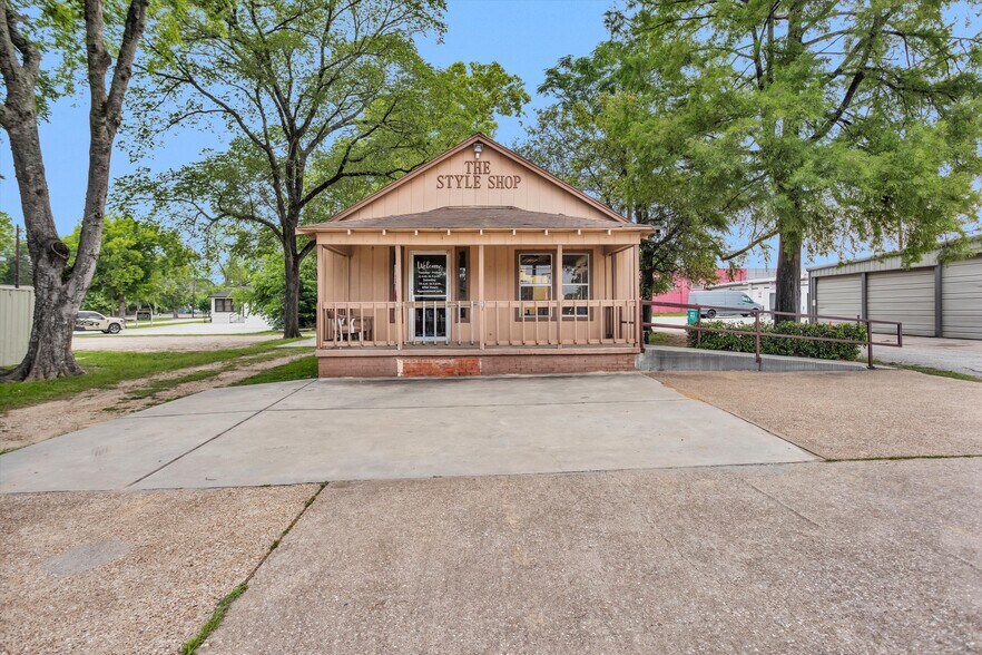 More Photos Of 108 W Montgomery St, Willis Flex For Sale
