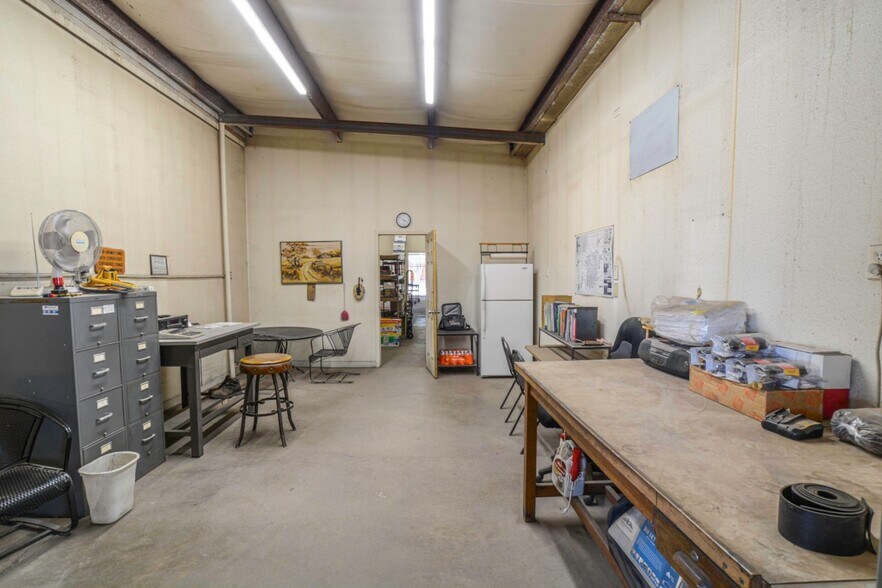 More Photos Of 1117 N Avenue T, Lubbock Warehouse For Sale