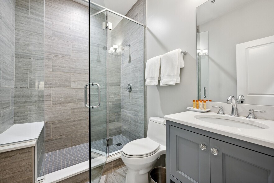 More Photos Of 1428 N Cleveland Ave, Chicago Hospitality For Sale