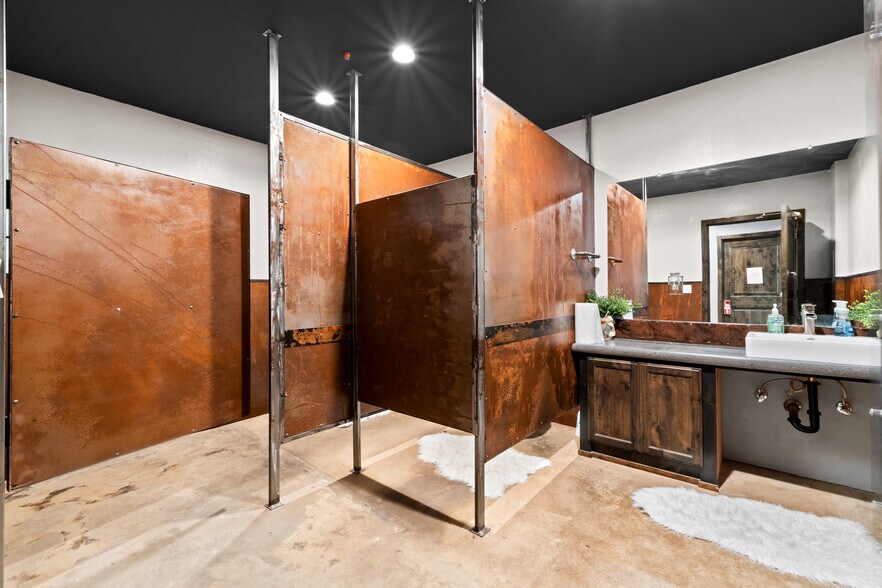 More Photos Of 514 Robertson Blvd, Chowchilla Storefront For Sale