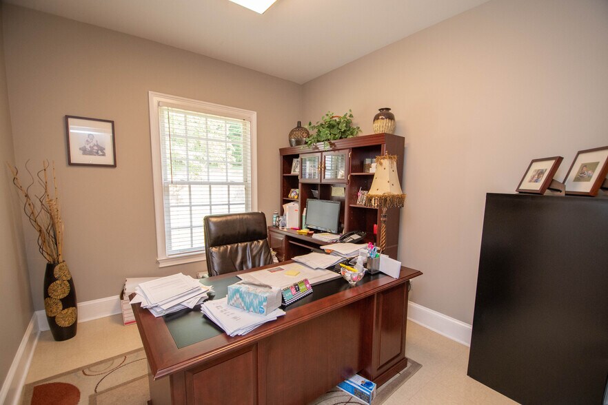 More Photos Of 385 Hawthorne Ln, Athens Medical For Lease