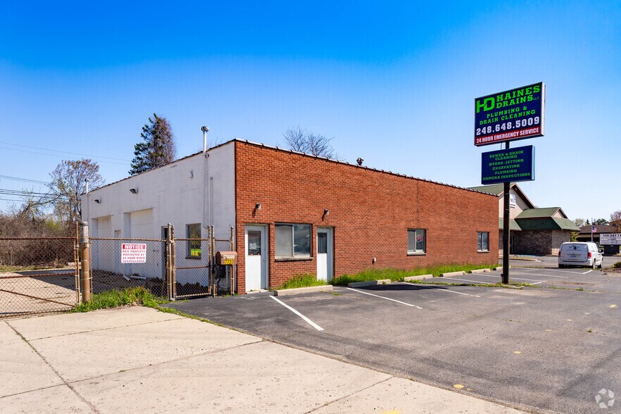 Primary Photo Of 7720 Highland Rd, Waterford Freestanding For Lease