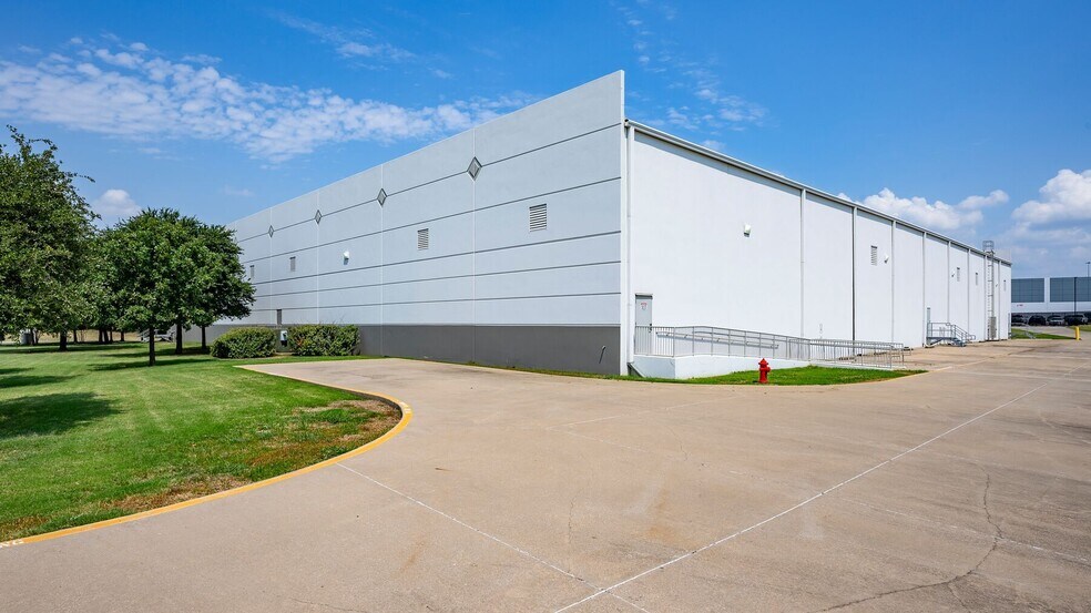 More Photos Of 2168 W Diplomat Dr, Dallas Manufacturing For Lease