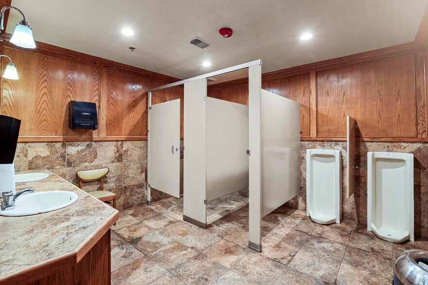 More Photos Of 607 W Main St, Payson Bar For Sale