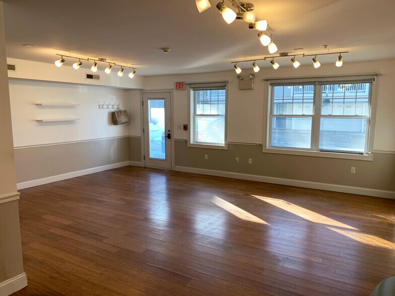 More Photos Of 8 Patriot Dr, Dover Office For Sale