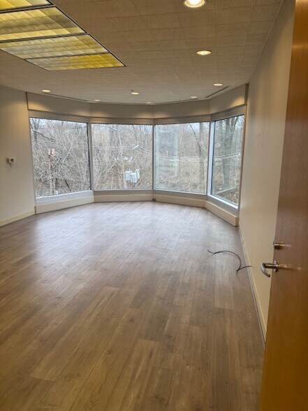 More Photos Of 800 N Old Woodward Ave, Birmingham Office For Lease