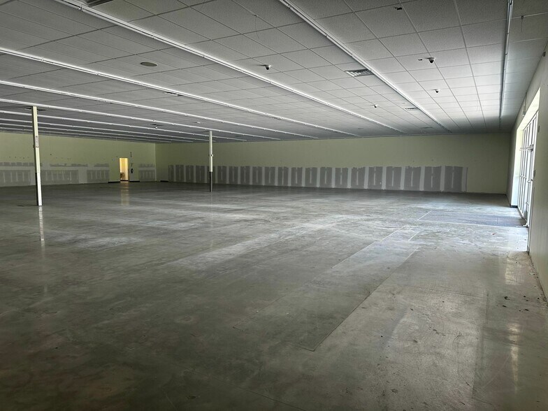 More Photos Of 1896 Georgia St, Alford Freestanding For Lease