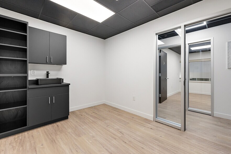 More Photos Of 801-803 W Big Beaver Rd, Troy Office For Lease