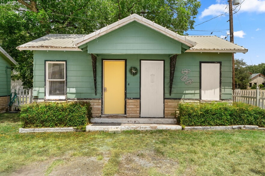 More Photos Of 702 W Wallace St, San Saba Hotel For Sale